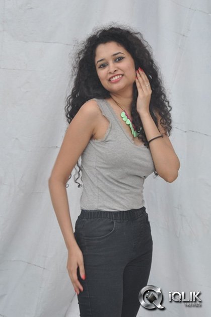 Soumya-Sukumar-at-Pora-Pove-Movie-Success-Meet